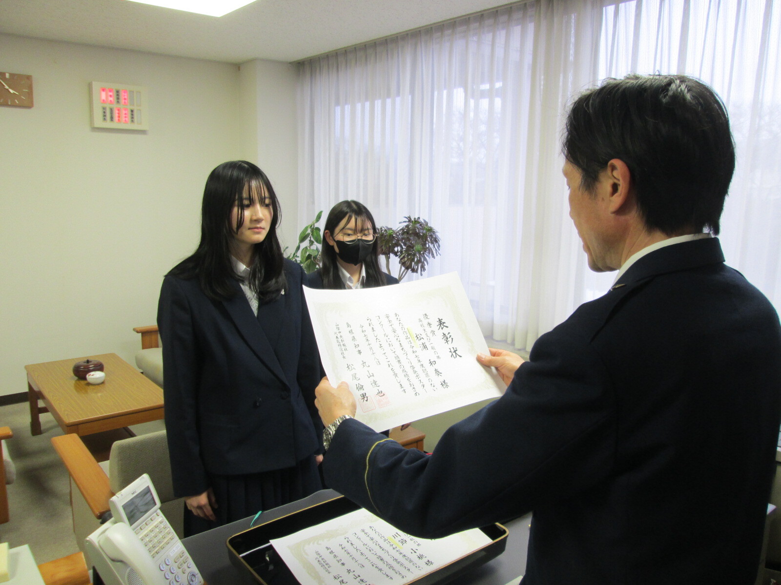 表彰状を贈呈している写真