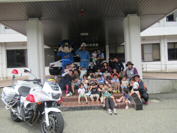 津和野警察署前で記念写真