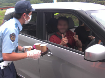 安全運転の願いを込めて、ドライバーにコーヒーをお渡ししました。