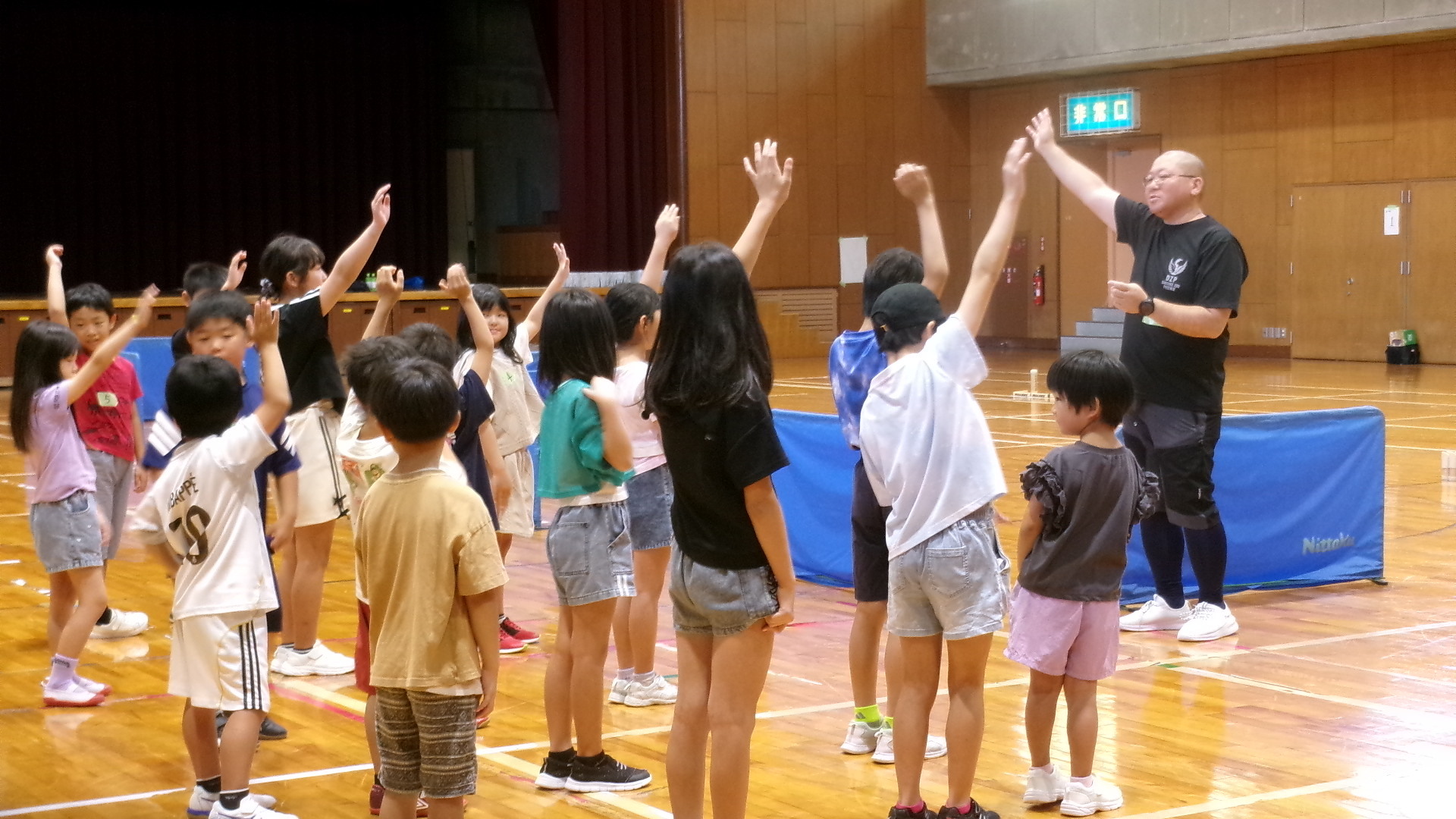 子どもたちが講師の方から競技のルール説明を受けています