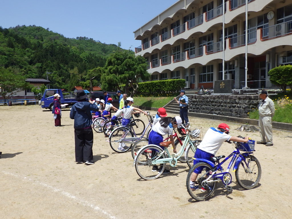 自転車のブレーキがしっかりかかるか点検しています