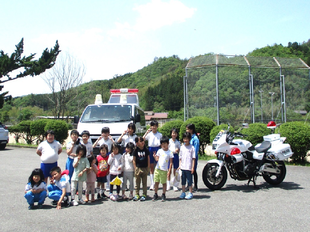 警察車両と一緒に記念写真