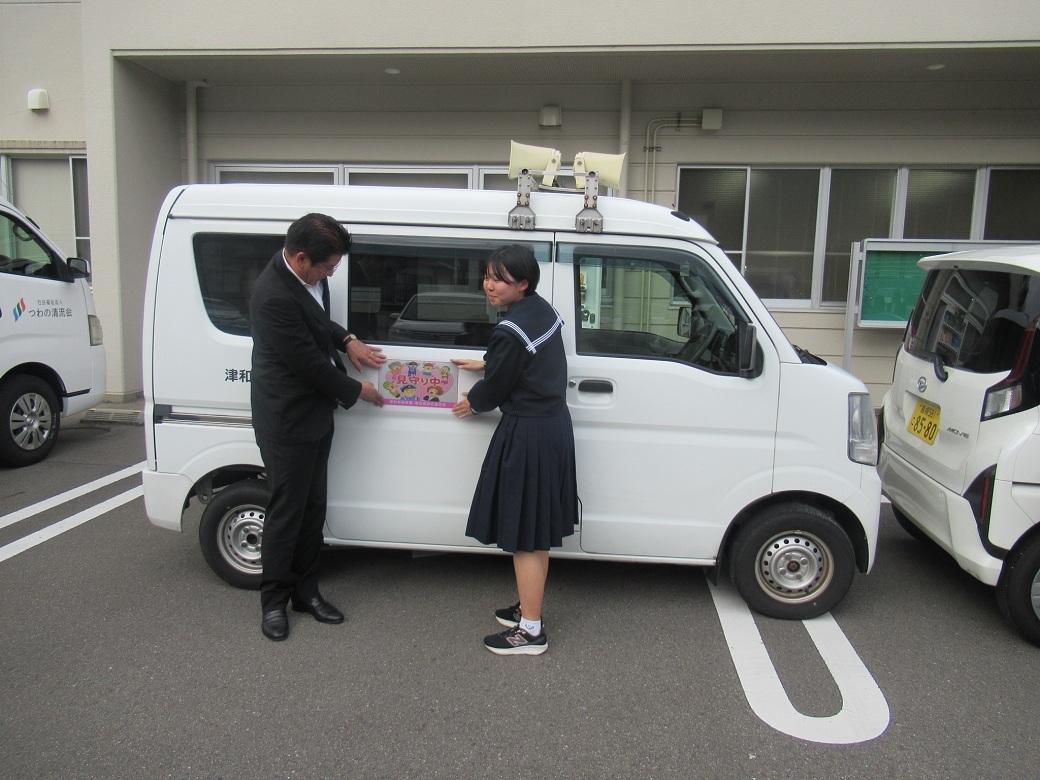 角型のマグネットを車に貼り付けています