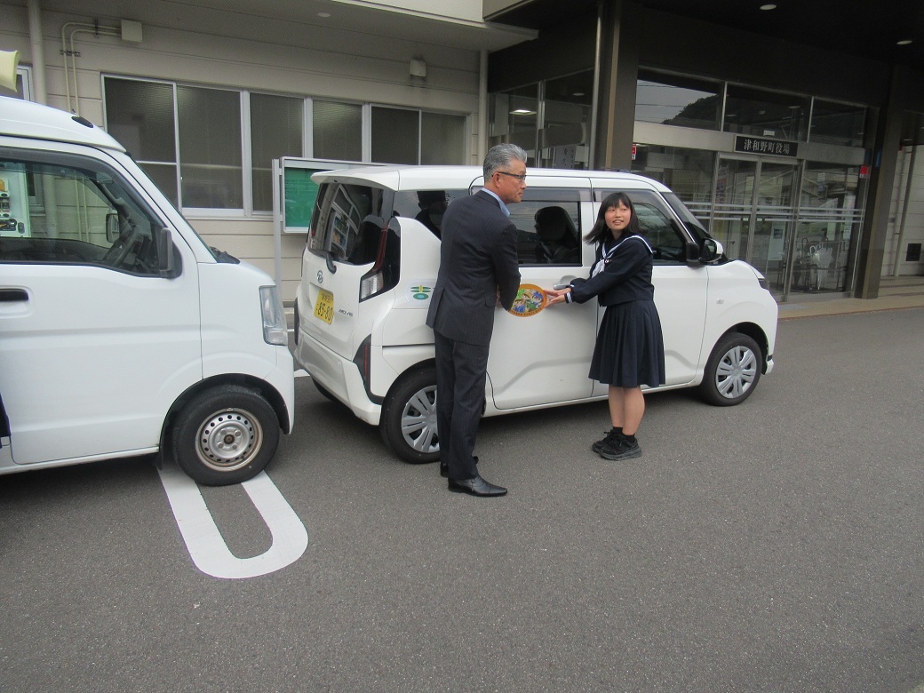 楕円形のマグネットを車に貼り付けています