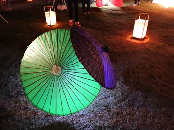 行灯に照らされた和傘